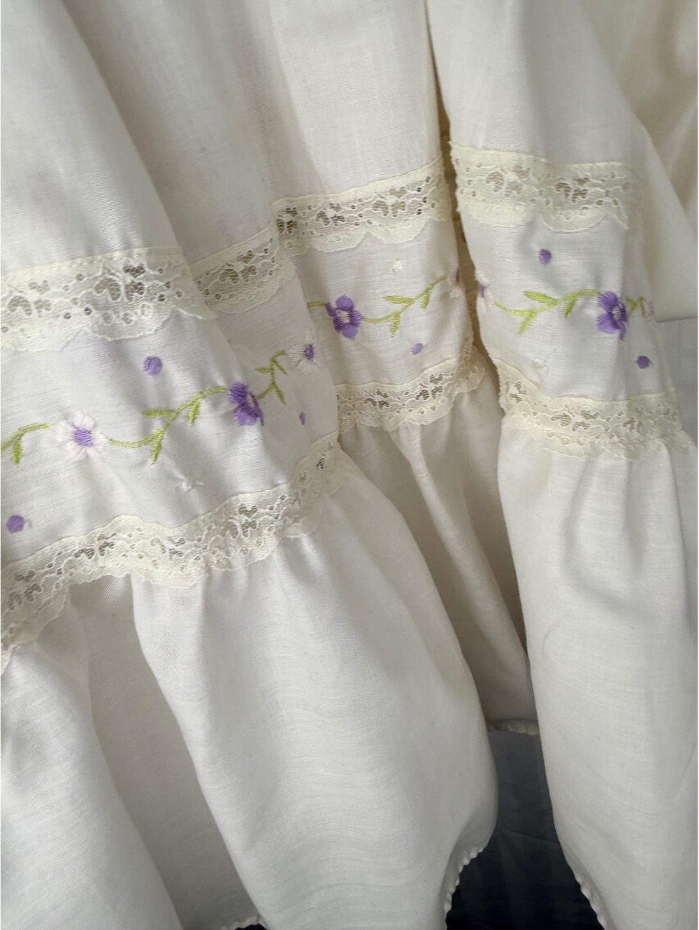 80s Gilead White Cottagecore Robe Floral Embroidered Lace Ruffle Snap Front USA